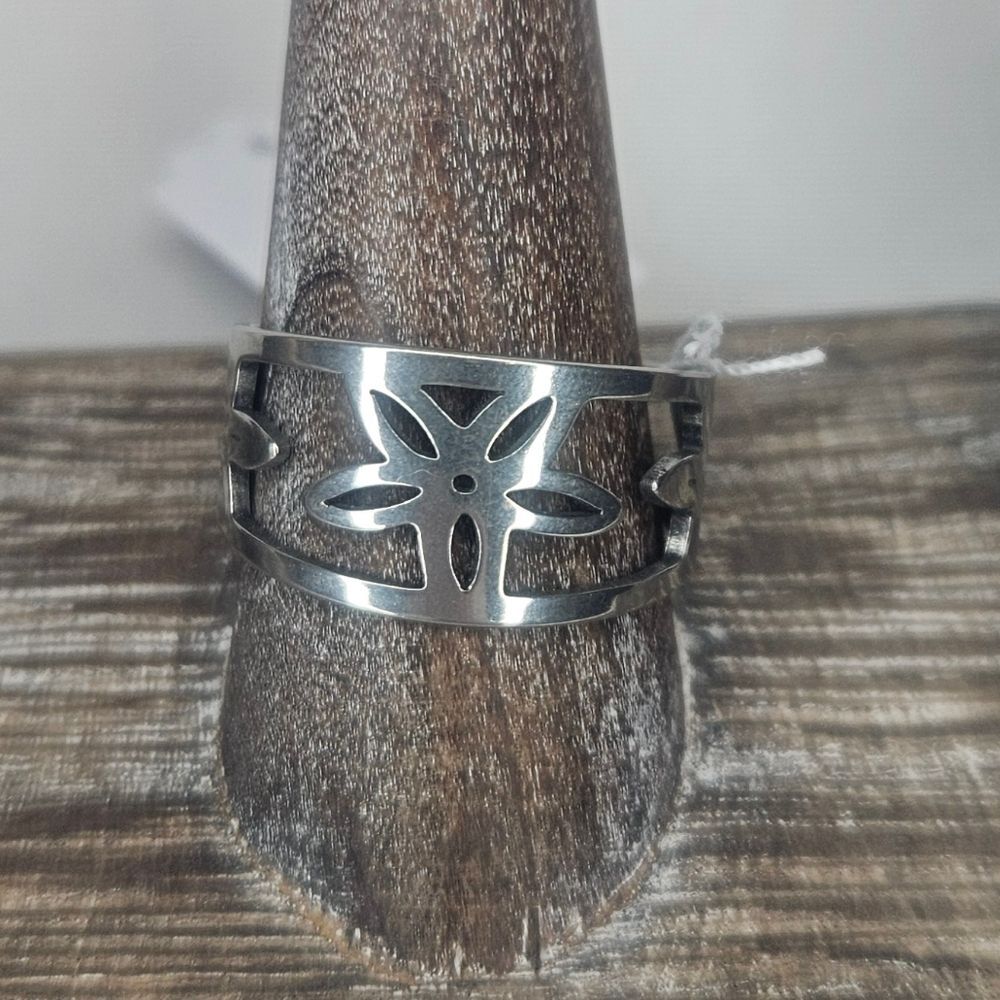 Floral Open Work Band Ring Sz 11.25 NWT Silver Tone Flower Wide Band Ring